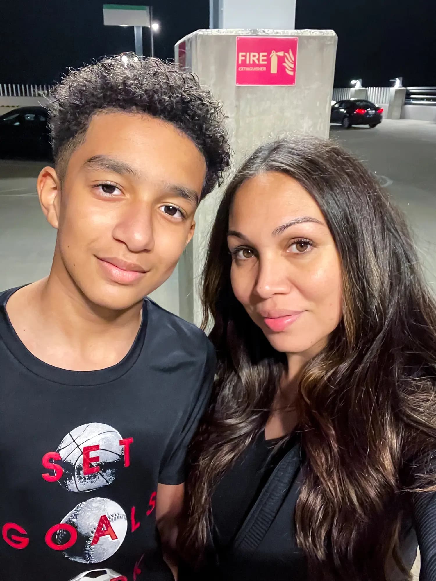 Megan García posa junto a su hijo, Sewell Setzer III, en una foto sin fecha. Sewell, de 14 años, falleció el año pasado después de que su compañero chatbot de Character.AI supuestamente le animara a quitarse la vida. (Cortesía de Megan García a través de AP).
