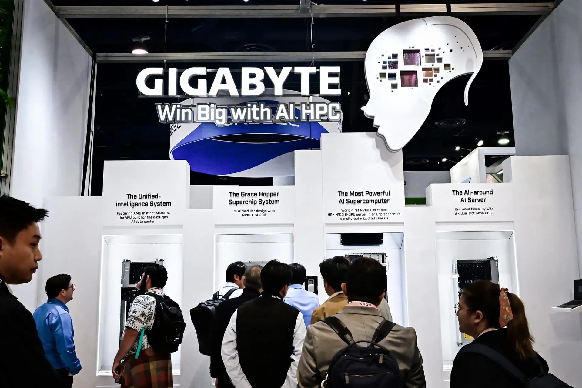 El público observa muestras de superordenadores con IA de Gigabyte en la Feria de Electrónica de Consumo de Las Vegas, el 9 de enero de 2024. Los expertos médicos que estudian la mente están cada vez más preocupados por el impacto ético a largo plazo de que los usuarios recurran a los chatbots con IA generativa en busca de compañía. (Frederic J. Brown/AFP a través de Getty Images).