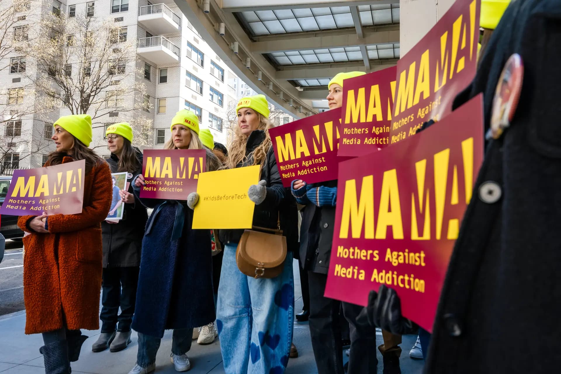 Los miembros de Madres contra la Adicción a los Medios (MAMA) se unen a funcionarios municipales y estatales y a padres y madres para manifestarse frente a las oficinas de Meta en Nueva York en apoyo de anteponer a los niños a las grandes tecnológicas en la ciudad de Nueva York el 22 de marzo de 2024. (Spencer Platt/Getty Images)