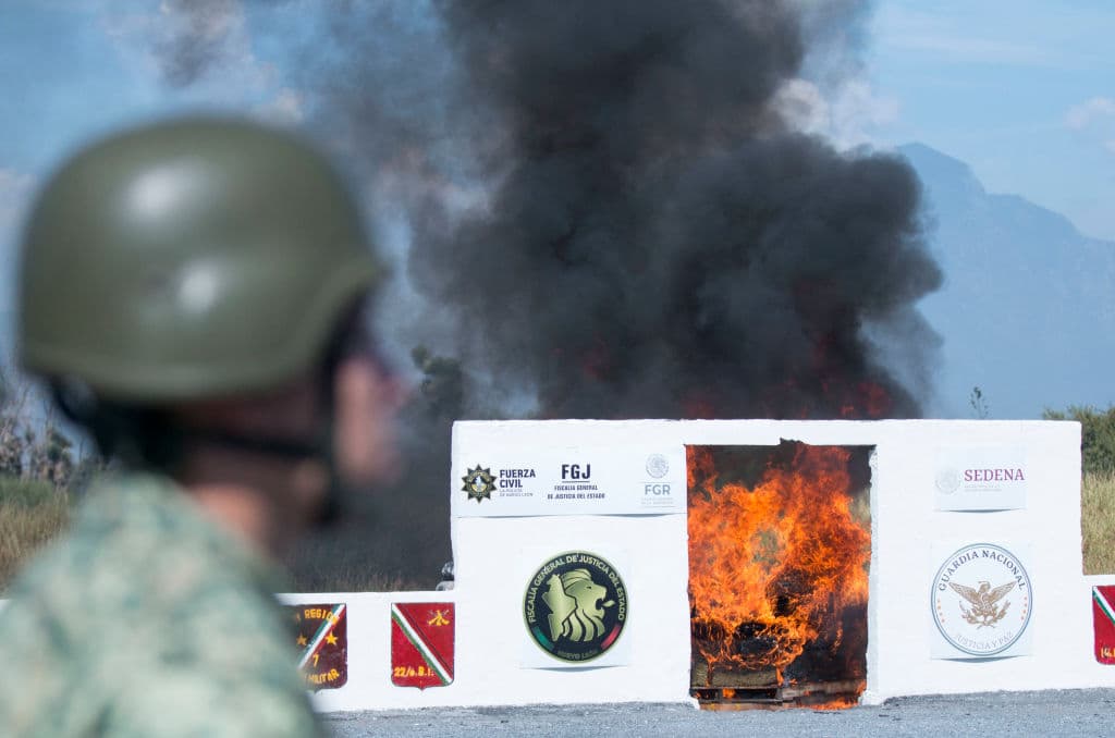 Un miembro del Ejército Mexicano hace guardia durante la incineración de unos 234 kilos de marihuana y 17 kilos de clorhidrato de metanfetamina, entre otras drogas, en Monterrey, Nuevo León, México, el 30 de agosto de 2024. (Foto de JULIO CESAR AGUILAR/AFP vía Getty Images)