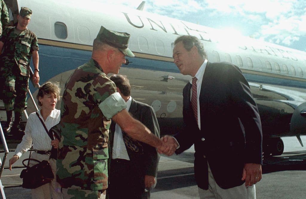 El ministro de Defensa de Nicaragua, Pedro Joaquin Chamorro (D) saluda al General Charles E. Wilhelm (I), Comandante en Jefe del Comando Sur de los EE. UU. a su arribo a Managua, 01 de febrero. El General Wilhelm se reunió con autoridades nicaragüenses y visitó las tropas norteamericanas que trabajan en la reconstrucción de carreteras y puentes destruidos por la Huracán Mitch. (Photo by MIGUEL ALVAREZ/AFP via Getty Images)
