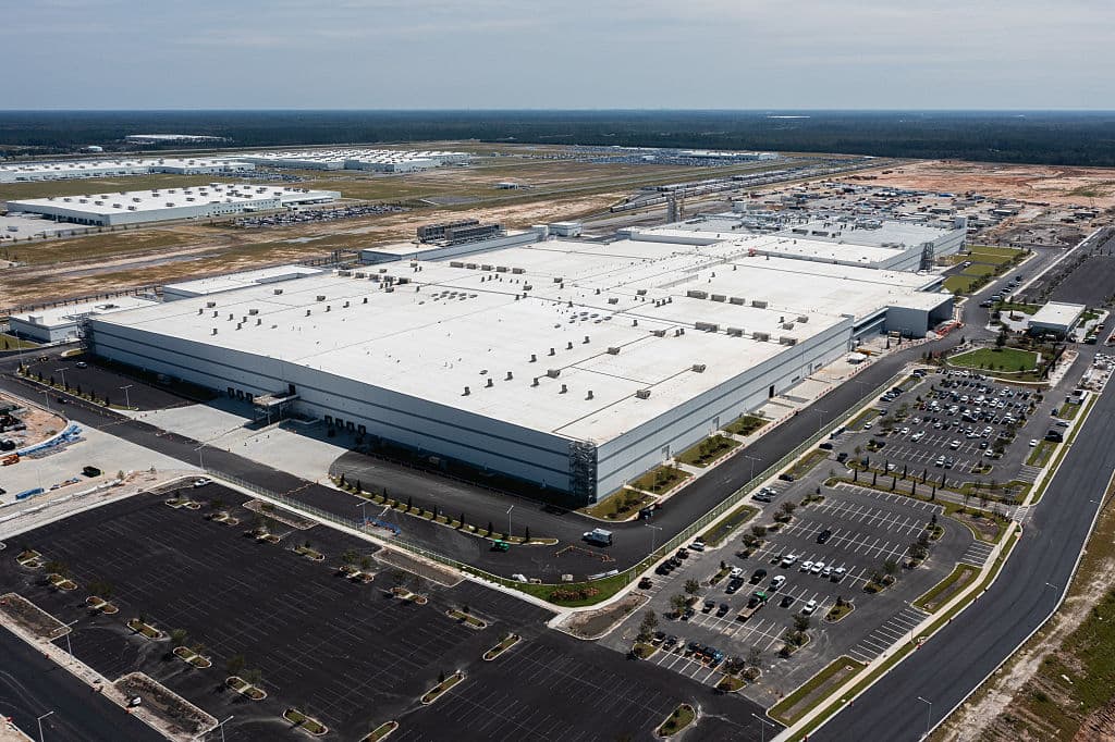 La planta de baterías, aún en construcción, se observa en Hyundai Metaplant el 9 de septiembre de 2025 en Ellabell, Georgia. El presidente Trump advirtió el 7 de septiembre a las empresas extranjeras que obedecieran la ley estadounidense tras el arresto de unos 300 trabajadores surcoreanos presuntamente ilegales en una planta de baterías Hyundai-LG en construcción en Georgia. Los arrestos durante una redada de las autoridades estadounidenses el 4 de septiembre, son la mayor operación en una sola planta hasta la fecha en el marco de la campaña nacional antiinmigrante de Trump. (Foto de ELIJAH NOUVELAGE/AFP vía Getty Images)