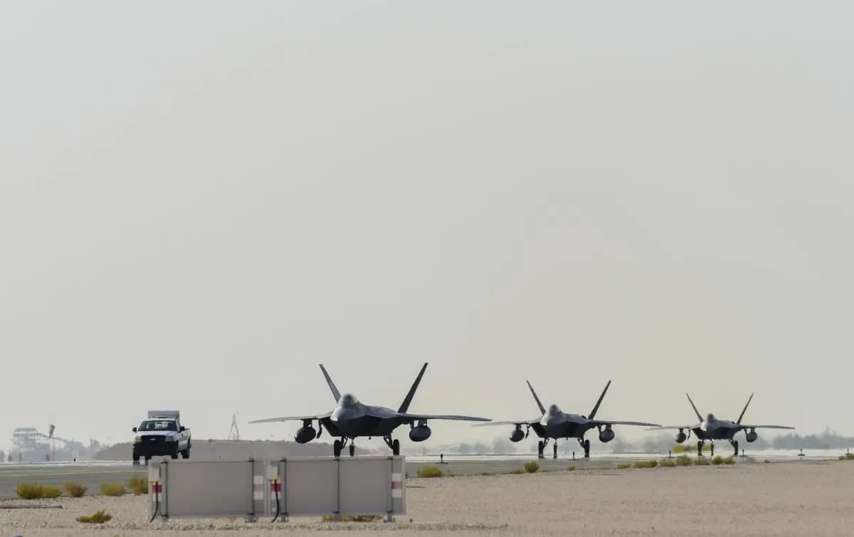 Los F-22 Raptor de la Fuerza Aérea de Estados Unidos llegan a la base aérea de Al Udeid, en Catar, el 27 de junio de 2019. Estos aviones se despliegan en Catar por primera vez con el fin de defender las fuerzas y los intereses estadounidenses en la zona de responsabilidad del Mando Central de los Estados Unidos. (Fuerza Aérea de los Estados Unidos/Sargento Técnico Nichelle Anderson).