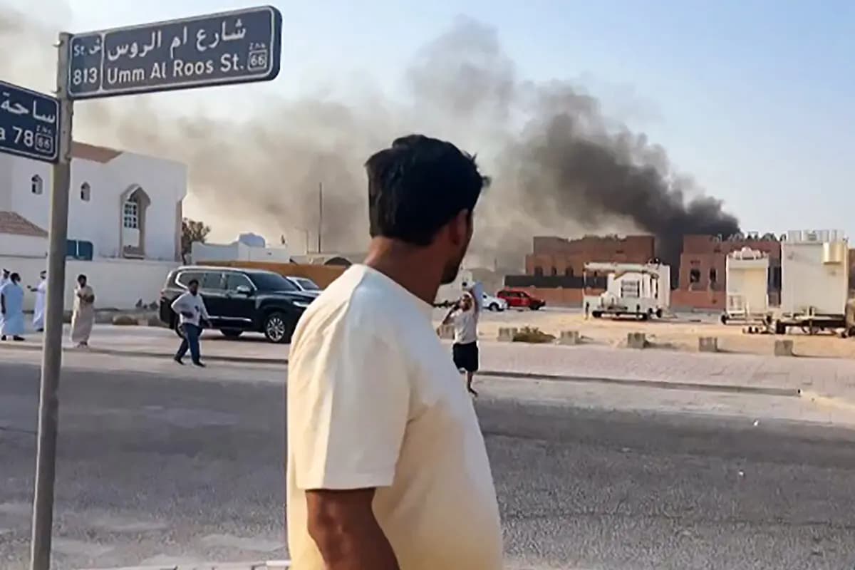 Un hombre observa el humo que se eleva tras las explosiones en Doha, Catar, el 9 de septiembre de 2025, en esta imagen tomada de un video de AFPTV. (Jacqueline Penney/AFPTV/AFP a través de Getty Images).