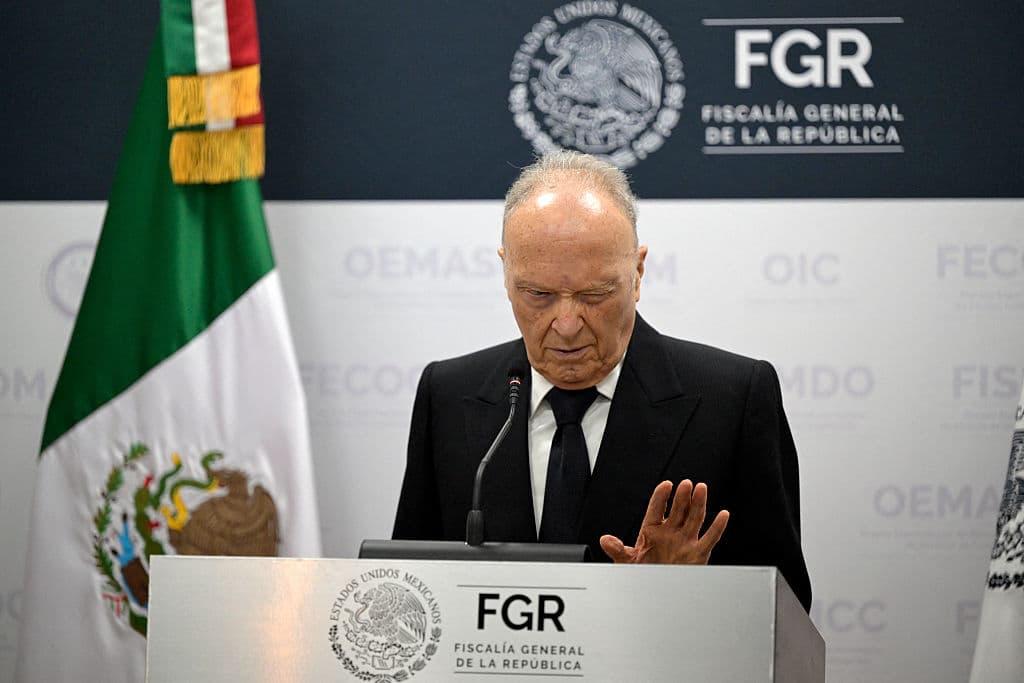 El Fiscal General de la República, Alejandro Gertz Manero, habla durante una conferencia de prensa en la Ciudad de México el 29 de abril de 2025. La Fiscalía General de la República descartó que un centro de operaciones del narcotráfico, descubierto en el estado occidental de Jalisco, haya funcionado como lugar de ejecuciones sistemáticas.  (Foto de Alfredo ESTRELLA/AFP vía Getty Images)