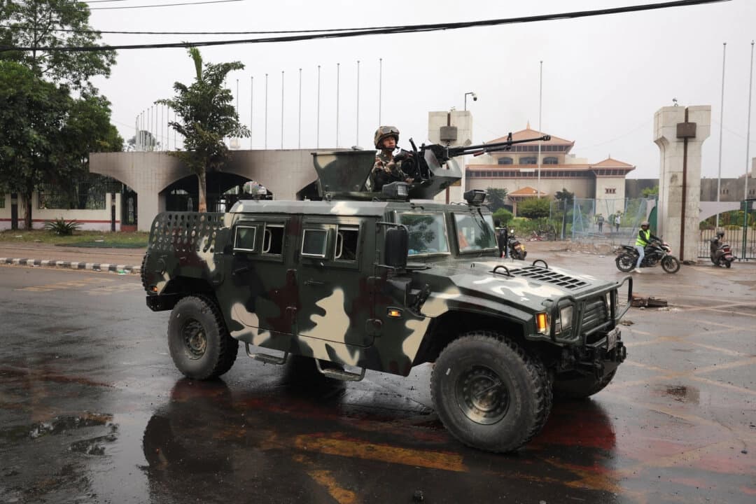 Despliegan tropas mientras Nepal se enfrenta a los disturbios más violentos en años