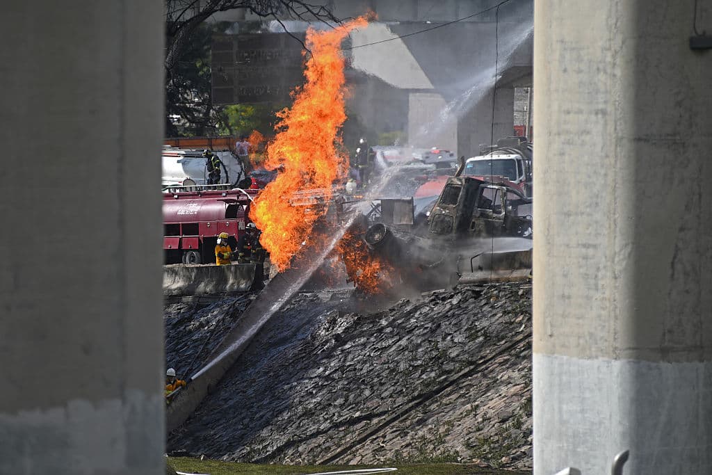 Bomberos mexicanos extinguen las llamas de un camión cisterna que explotó en la Ciudad de México el 10 de septiembre de 2025. Casi 60 personas resultaron heridas, 19 de ellas de gravedad, cuando un camión cisterna explotó en la Ciudad de México el 10 de septiembre de 2025, causando daños generalizados, informaron las autoridades municipales. (Foto de Valentina Alpide/AFP vía Getty Images)