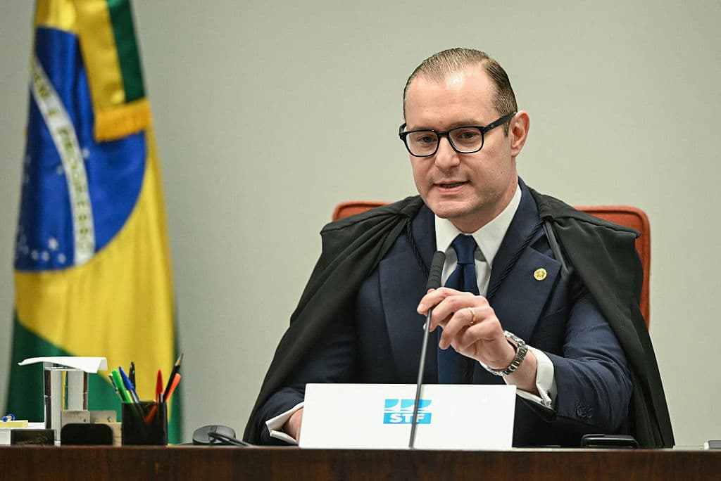 El ministro del Supremo Tribunal Federal (STF) de Brasil, Cristiano Zanin, habla durante la votación para condenar o absolver al expresidente Jair Bolsonaro (2019-2022) en el juicio por presunto golpe de Estado en el Supremo Tribunal Federal (STF) en Brasilia el 11 de septiembre de 2025. El 10 de septiembre, un juez brasileño emitió el primer voto de inocencia en el juicio por conspiración golpista contra el expresidente Jair Bolsonaro. (Foto de EVARISTO SA/AFP vía Getty Images)