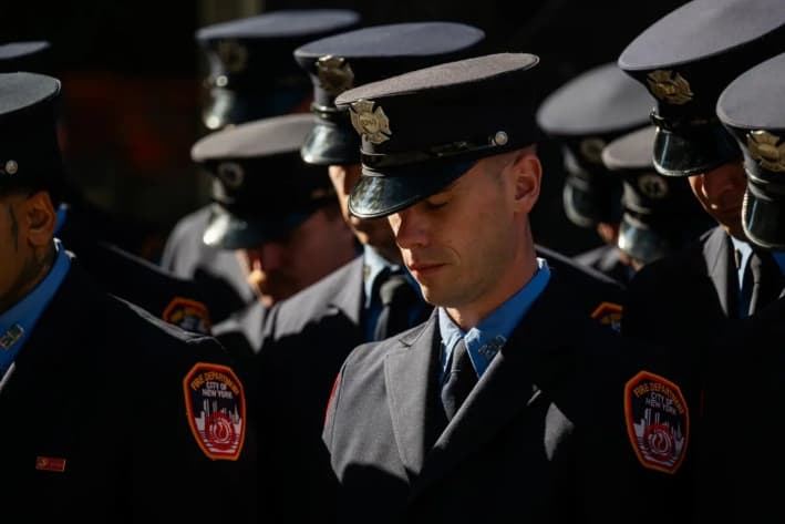 Los bomberos de la ciudad de Nueva York participan en un minuto de silencio en una estación de bomberos cerca del Museo y Monumento Nacional del 11 de Septiembre, en el bajo Manhattan, en el 24.º aniversario de los atentados terroristas del 11-S, en la ciudad de Nueva York, el 11 de septiembre de 2025. (Spencer Platt/Getty Images)