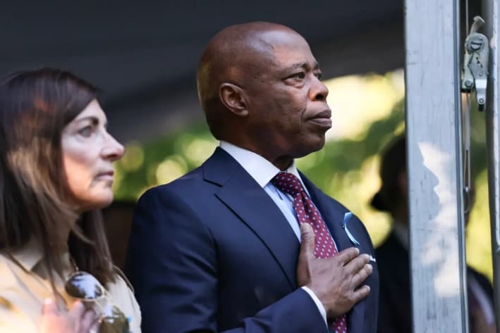El alcalde de Nueva York, Eric Adams, asiste a la ceremonia anual de conmemoración del 11-S en el Museo y Memorial Nacional del 11-S, en Nueva York, el 11 de septiembre de 2025. (Michael M. Santiago/Getty Images)