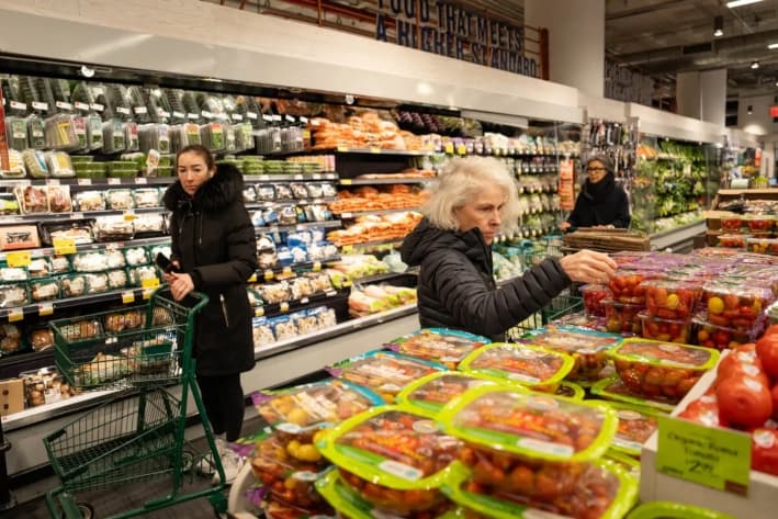 Personas comprando en una tienda de comestibles en la ciudad de Nueva York, en 2025. (Samira Bouaou/The Epoch Times)