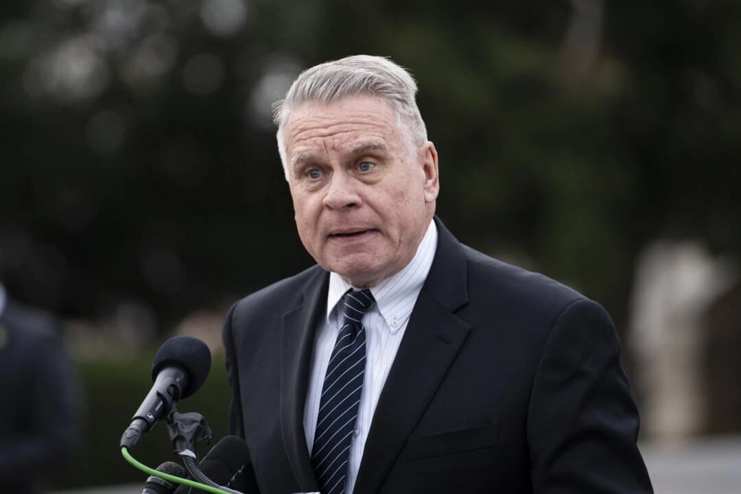 El representante Chris Smith (R-N.J) habla durante una rueda de prensa sobre Hong Kong en el House Triangle del Capitolio, en Washington, el 19 de noviembre de 2024. (Madalina Vasiliu/The Epoch Times)