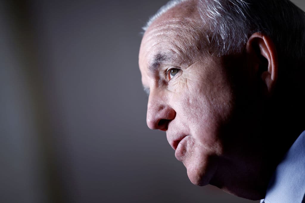 El representante Carlos Giménez (republicano por Florida) habla con la prensa tras reunión de la conferencia republicana de la Cámara de Representantes en el Capitolio de los Estados Unidos el 20 de marzo de 2024 en Washington, D.C. (Foto de Anna Moneymaker/Getty Images)