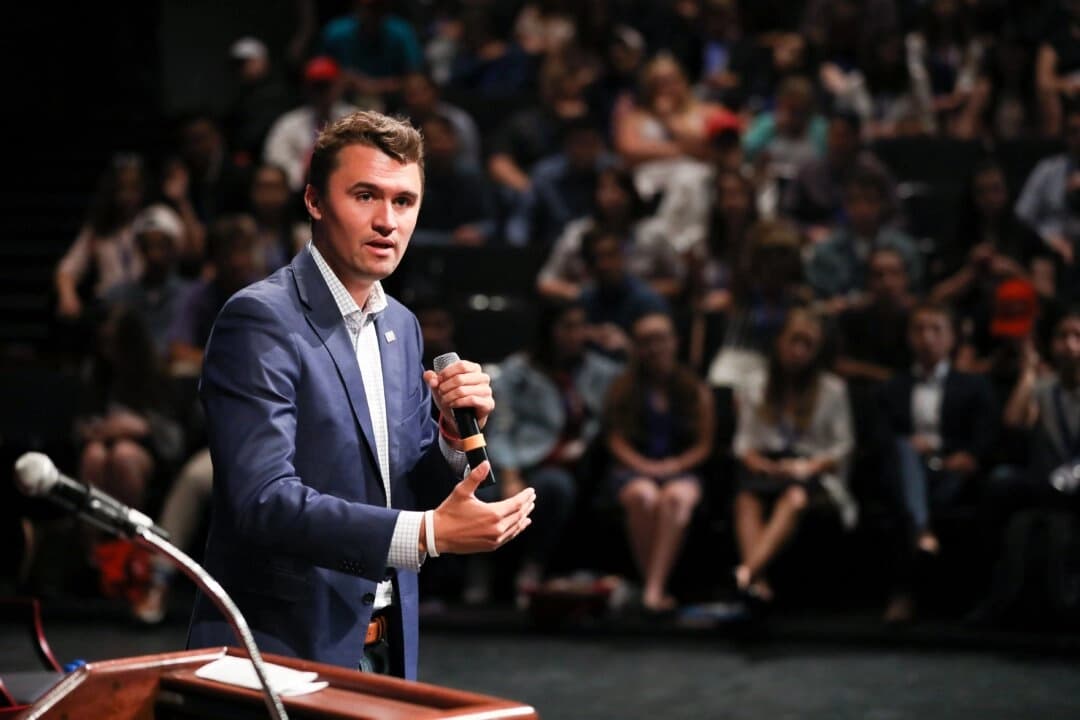 Charlie Kirk, fundador y director ejecutivo de Turning Point USA, habla en la Cumbre de Liderazgo de Escuelas Secundarias, un evento de Turning Point USA, en la Universidad George Washington en Washington, el 26 de julio de 2018. (Samira Bouaou/The Epoch Times)