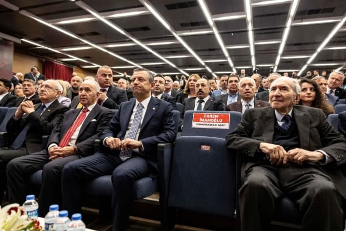 El líder del CHP, Ozgür Ozel (centro), sentado junto a un asiento vacío reservado para el alcalde de Estambul Ekrem Imamoglu, detenido, en un congreso del partido en Ankara, Turquía, el 6 de abril de 2025. (Serdar Ozsoy/Getty Images)
