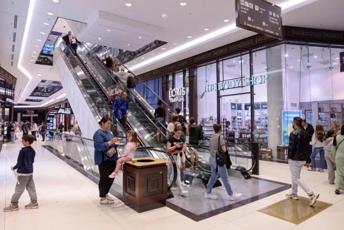 Personas caminando en un centro comercial de Berlín, el 23 de julio de 2025. (Mihut Savu/The Epoch Times)