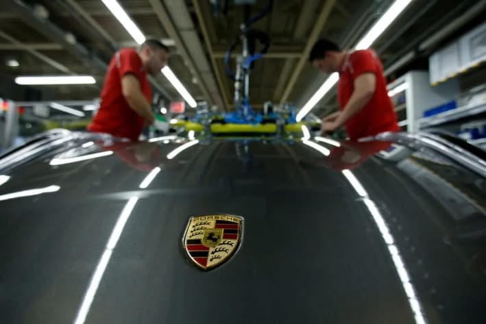 Empleados del fabricante de automóviles alemán Porsche instalan el parabrisas de un Porsche 911 en la fábrica de Porsche en Stuttgart-Zuffenhausen, Alemania, el 19 de febrero de 2019. (Ralph Orlowski/Reuters)