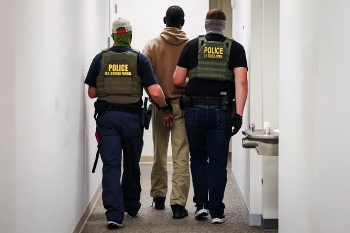 Agentes federales detienen a un hombre tras su audiencia en el tribunal de inmigración del edificio federal Ted Weiss, en Nueva York, el 9 de julio de 2025. Es posible que la Corte Suprema examine la cuestión de la ciudadanía por nacimiento en virtud de la 14.° Enmienda en su próximo mandato. (Michael M. Santiago/Getty Images)