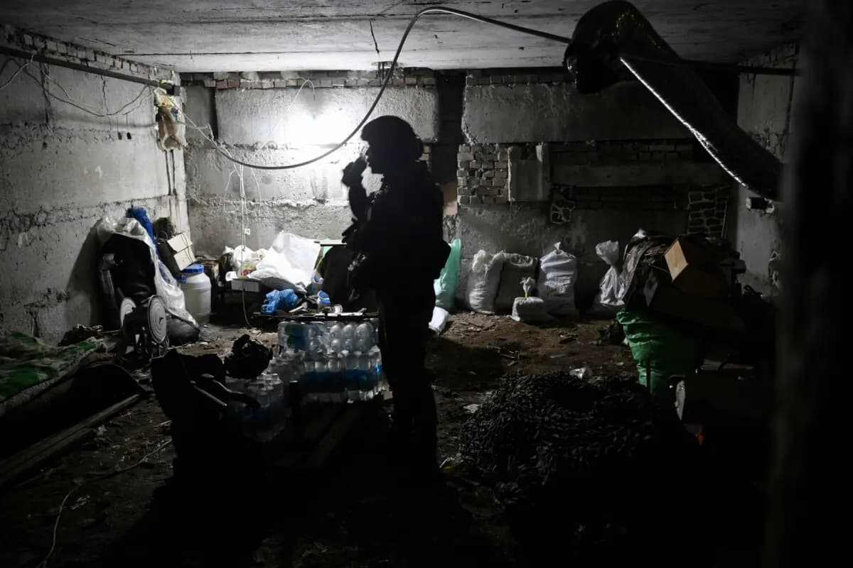 Un soldado ucraniano en un refugio cerca de Kostyantynivka, en la región de Donetsk, Ucrania, el 2 de mayo de 2025. (GenyaSvilov/AFP vía Getty Images)