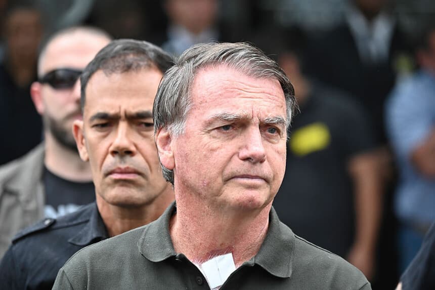 Expresidente Bolsonaro acude al hospital tras condena por intento de golpe de Estado