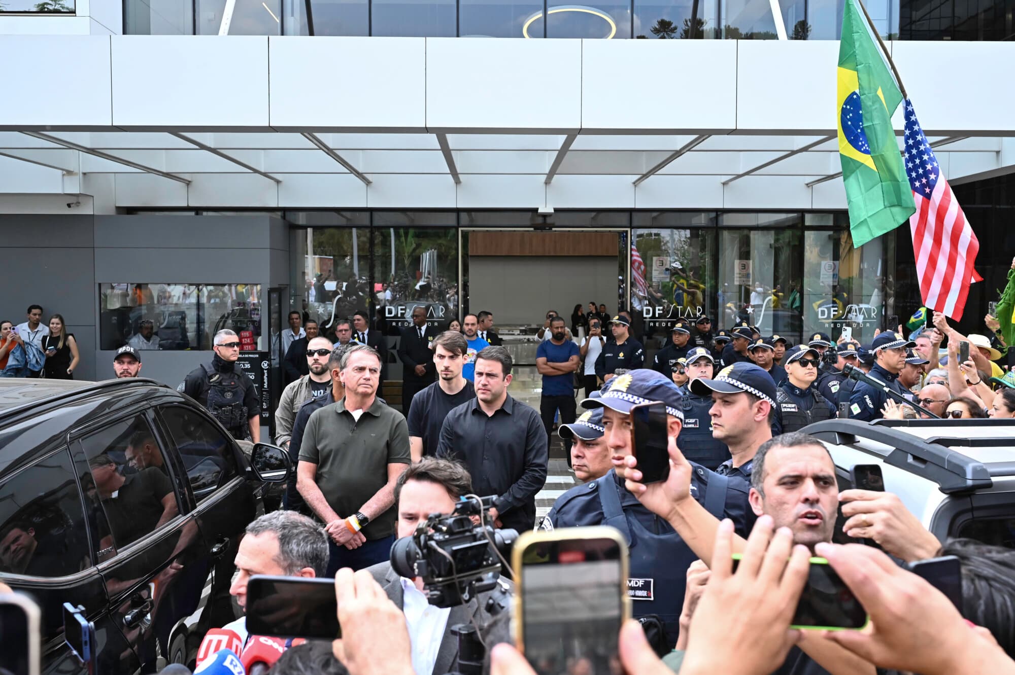 <em>El expresidente brasileño Jair Bolsonaro abandona el Hospital DF Star tras someterse a una intervención médica el 14 de septiembre de 2025 en Brasilia, Brasil. (on Molina/Getty Images)</em>