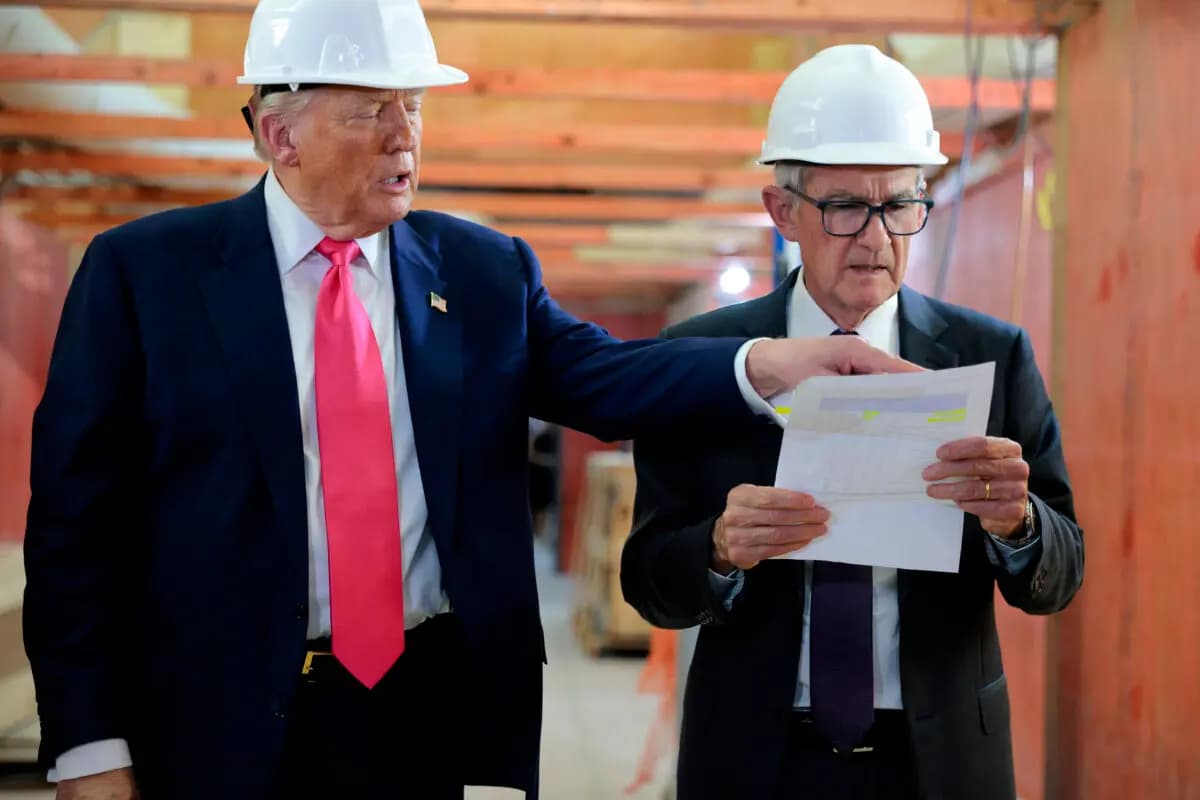 El presidente Donald Trump y el presidente de la Reserva Federal, Jerome Powell, visitan el proyecto de renovación de la sede de la Reserva Federal, valorado en 2500 millones de dólares, en Washington, el 24 de julio de 2025. (Chip Somodevilla/Getty Images)
