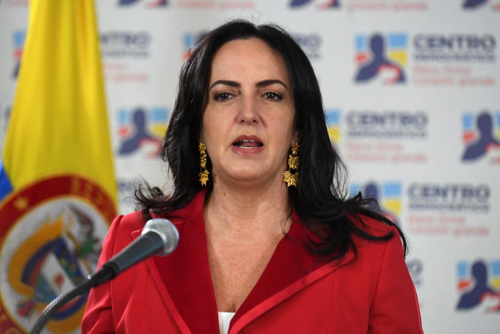 <em>La senadora colombiana, María Fernanda Cabal, pronuncia un discurso un día después de la toma de posesión del izquierdista Gustavo Petro como presidente en Bogotá, el 8 de agosto de 2022. (DANIEL MUNOZ/AFP vía Getty Images)</em>