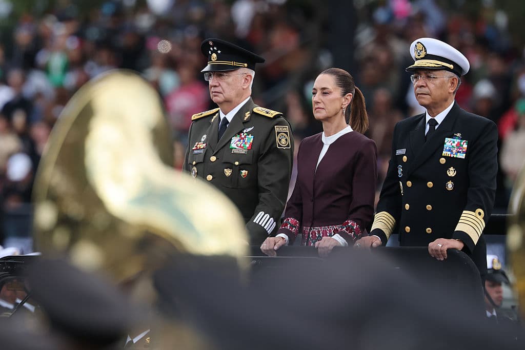 El secretario de la Defensa Nacional de México, Ricardo Trevilla Trejo; la presidenta de México, Claudia Sheinbaum Pardo, y el secretario de Marina de México, almirante Raymundo Pedro Morales Ángeles, durante el desfile militar del Día de la Independencia en el Zócalo, el 16 de septiembre de 2025, en la Ciudad de México, México. (Héctor Vivas/Getty Images)