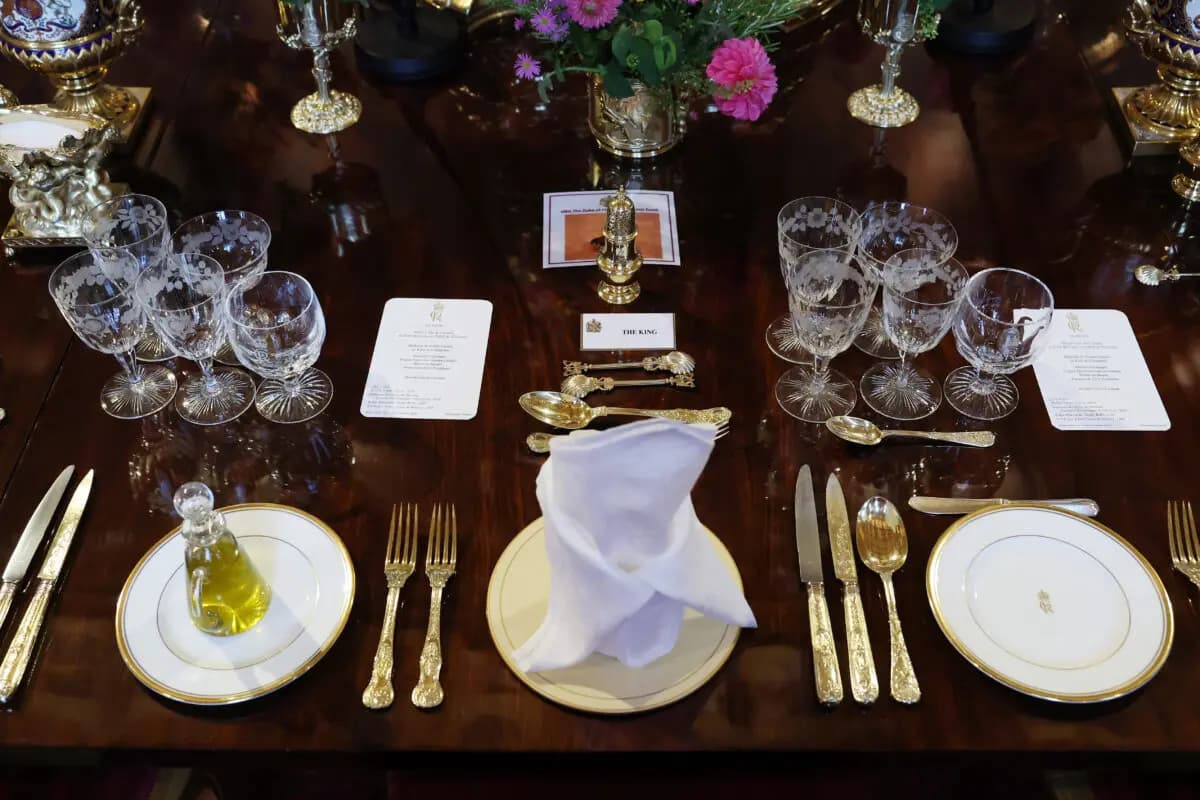 La mesa preparada para el rey Carlos III antes de la cena de gala para el presidente de los Estados Unidos, Donald Trump, en el St George's Hall del castillo de Windsor, en Windsor, Inglaterra, el 17 de septiembre de 2025. (Anna Moneymaker/Getty Images)