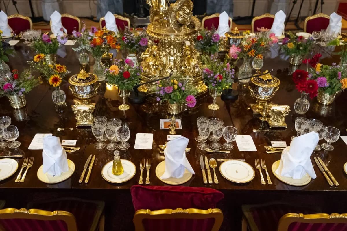 Una mesa preparada para el rey Carlos III y el presidente de los Estados Unidos, Donald Trump, en el salón St George's Hall, antes del banquete de Estado para Trump y su esposa, la primera dama Melania Trump, en el castillo de Windsor, durante la visita de Estado del presidente estadounidense a Windsor, Inglaterra, el 17 de septiembre de 2025. (Aaron Chown - WPA Pool/Getty Images)