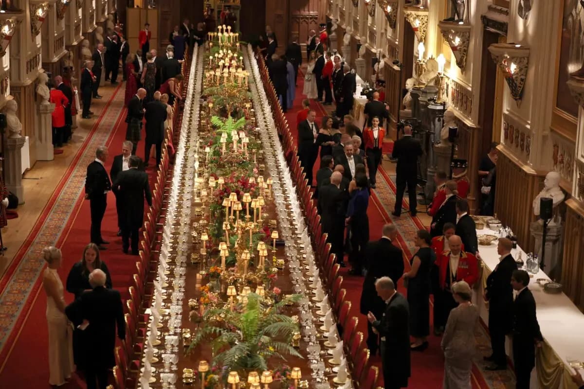 Los invitados llegan para asistir al banquete de Estado en el castillo de Windsor durante la visita de Estado del presidente de los Estados Unidos, Donald Trump, en Windsor, Inglaterra, el 17 de septiembre de 2025. (Phil Noble - WPA Pool/Getty Images)