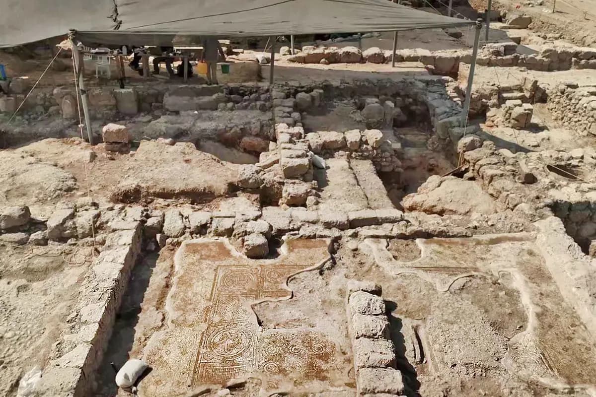Vista aérea del suelo de mosaico encontrado en Kfar Qasim. (Autoridad de Antigüedades de Israel)