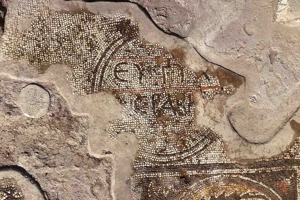 Una inscripción en uno de los mosaicos dice "¡Buena suerte!". (Autoridad de Antigüedades de Israel)