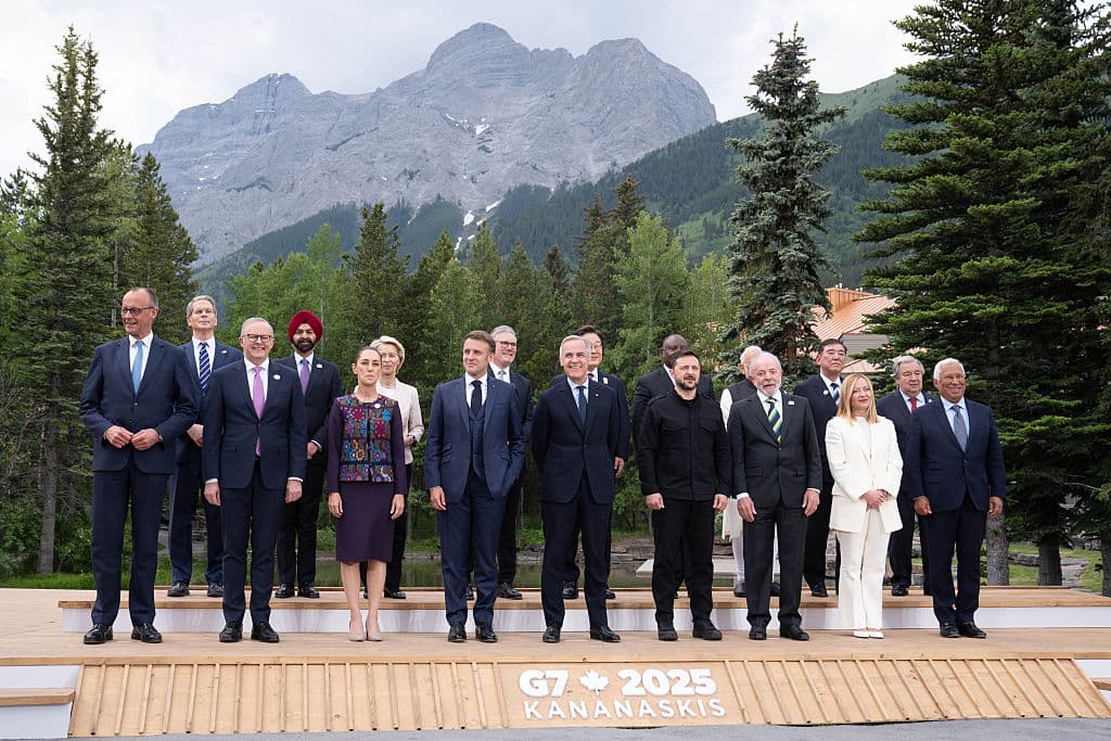 (En la primera fila de izquierda a derecha) El canciller de Alemania, Friedrich Merz, el primer ministro de Australia, Anthony Albanese, la presidenta de México, Claudia Sheinbaum, el presidente de Francia, Emmanuel Macron, el primer ministro de Canadá, Mark Carney, el presidente de Ucrania, Volodímir Zelenski, el presidente de Brasil, Luiz Inácio Lula da Silva, la primera ministra de Italia, Giorgia Meloni, y el presidente del Consejo Europeo, Antonio Costa, en la Cumbre de Líderes del G7, el 17 de junio de 2025 en Kananaskis, Alberta. (Stefan Rousseau - Pool/Getty Images)