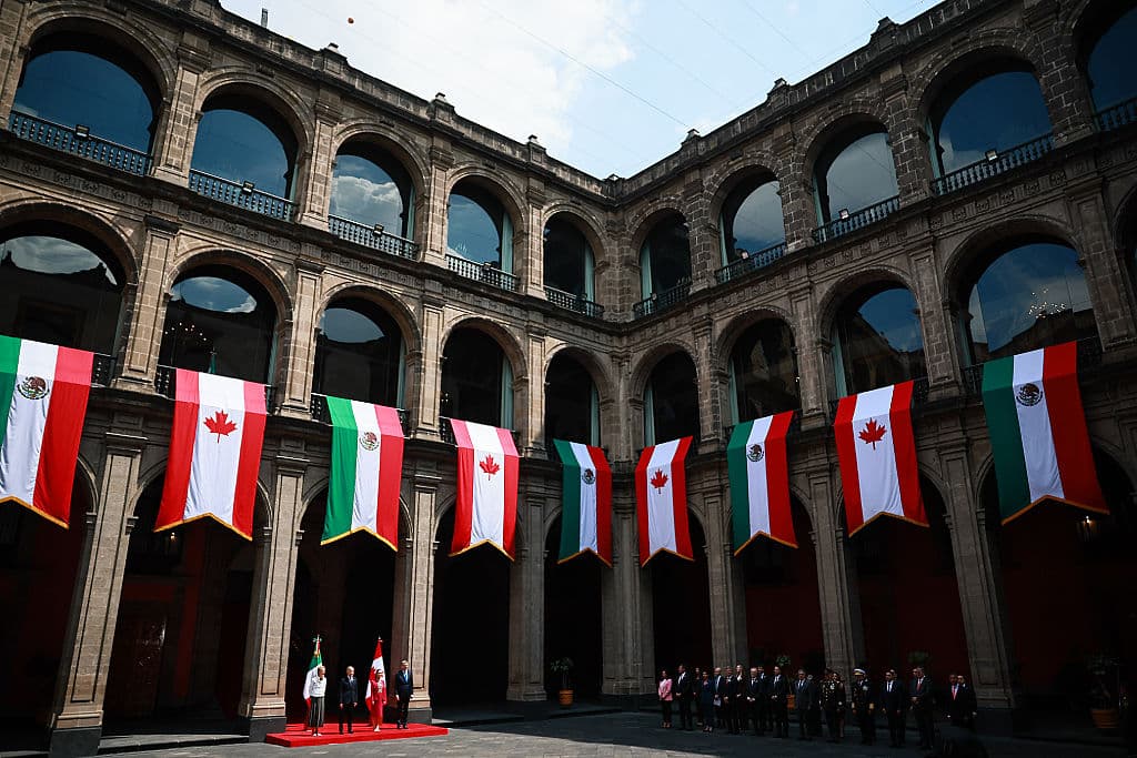 El Primer Ministro de Canadá, Mark Carney con su esposa a la izquierda, y la Presidente de México, Claudia Sheinbaum, con su esposo, durante la visita oficial a México en el Palacio Nacional el 18 de septiembre de 2025, en la Ciudad de México, México. (Foto de Manuel Velasquez/Getty Images)