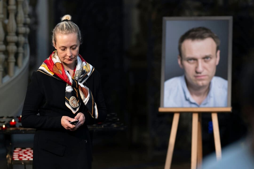 Yulia Navalnaya, viuda del líder opositor ruso Alexei Navalny, se aleja de su foto después de encender una vela al final de una misa en la iglesia de Santa María con motivo de su cumpleaños, en Berlín, el 4 de junio de 2024. (Christoph Gollnow/dpa/dpa vía AP)