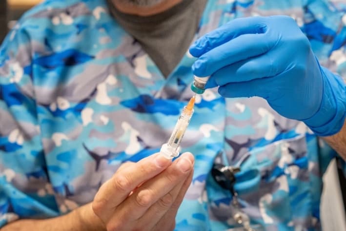Un trabajador de la salud prepara una vacuna contra el sarampión, las paperas y la rubéola en Lubbock, Texas, el 1 de marzo de 2025. (Jan Sonnenmair/Getty Images)