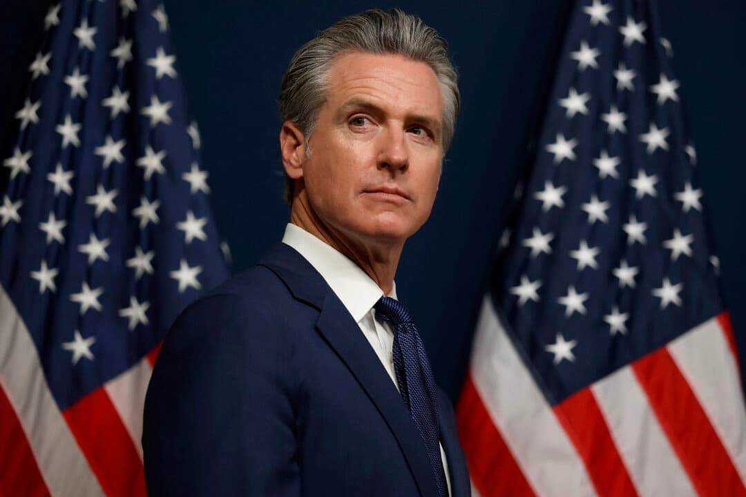 Nueva ley permite a California establecer propias normas de vacunas, difiriendo de las del CDC