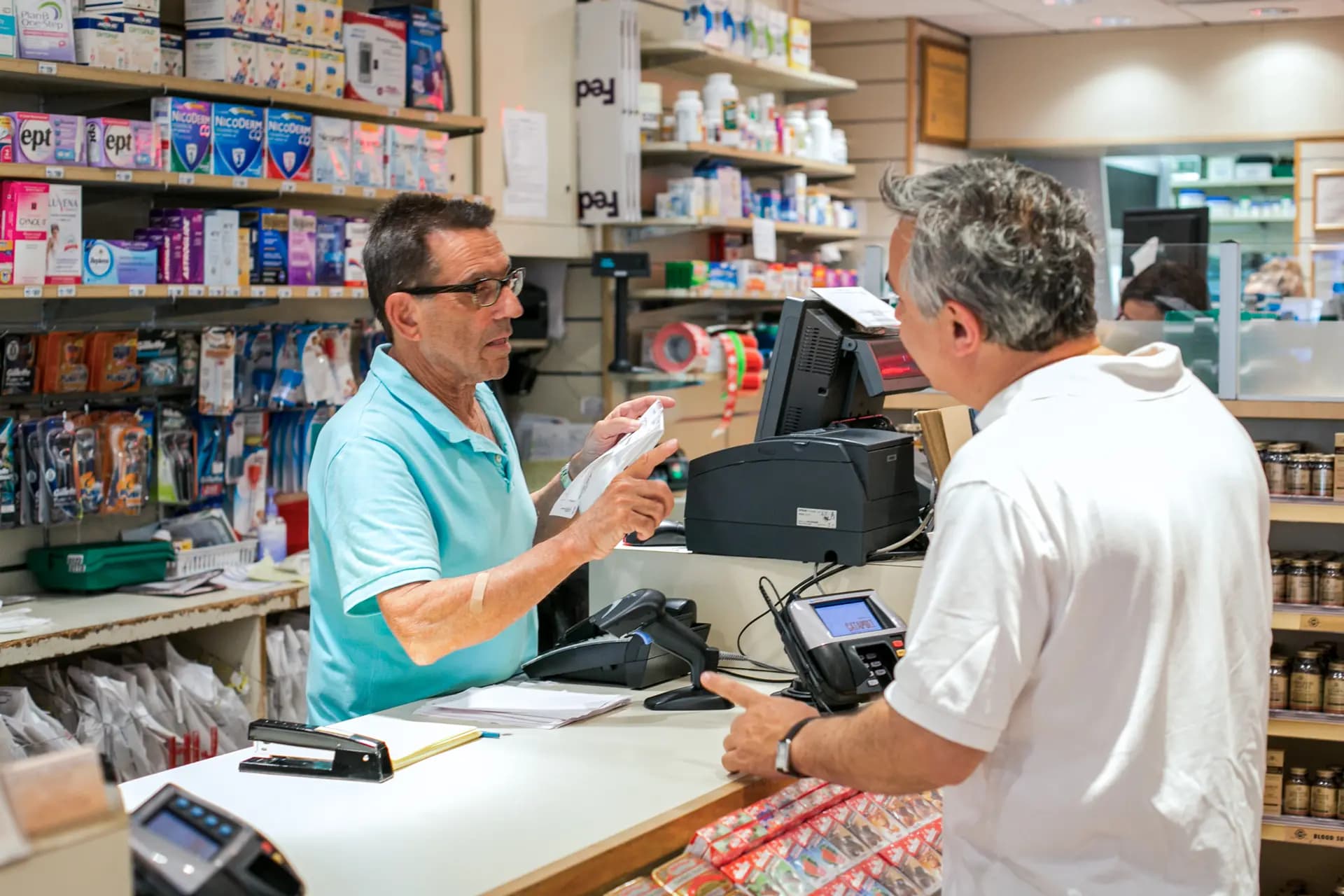 Un vendedor ayuda a un hombre con sus medicamentos recetados en una farmacia de la ciudad de Nueva York el 18 de junio de 2014. (Benjamin Chasteen/The Epoch Times).