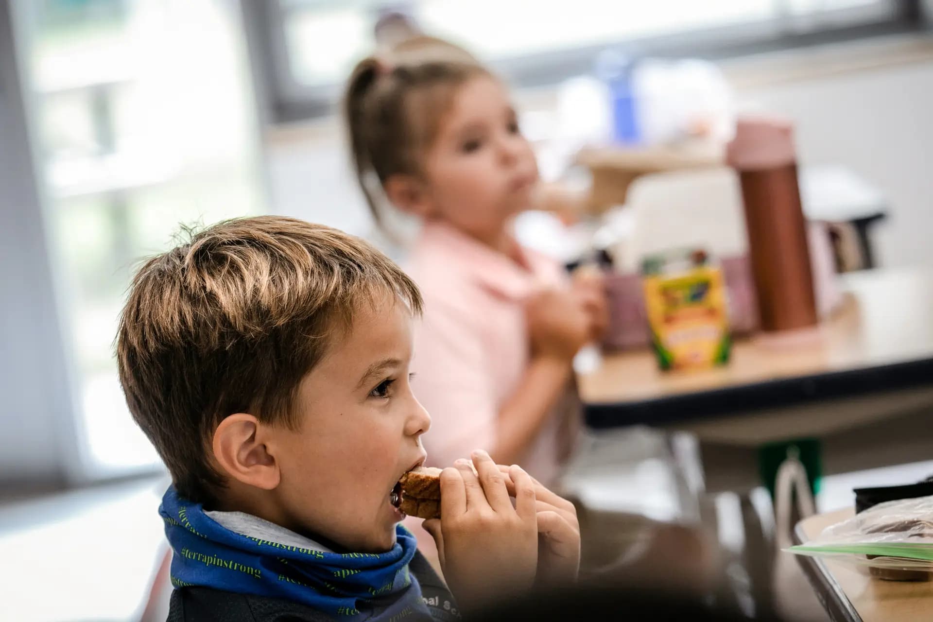 Niños almuerzan en sus pupitres el primer día de kínder en Stamford, Connecticut, el 9 de septiembre de 2020. La agenda "Hagamos que Estados Unidos Vuelva a Ser Saludable" exige diversas medidas para mejorar la salud a través de la nutrición, incluyendo la revisión de las directrices alimentarias del Departamento de Agricultura que utilizan hospitales, escuelas y consumidores. (John Moore/Getty Images).