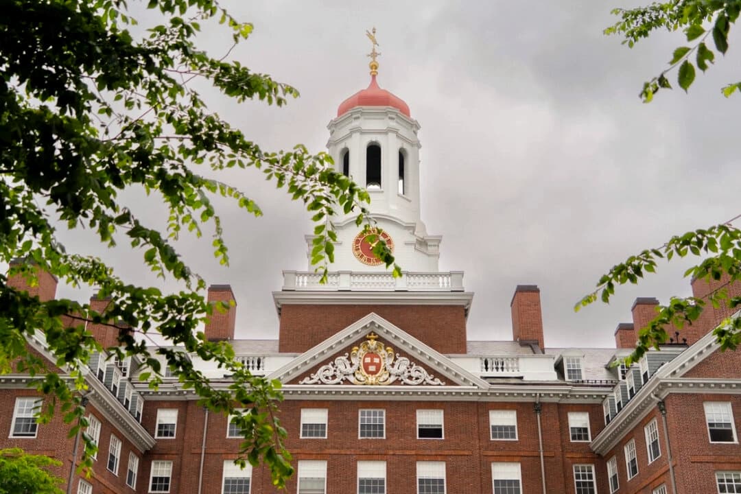Trump pone en duda finanzas de Harvard y pide garantía por 36 millones de dólares