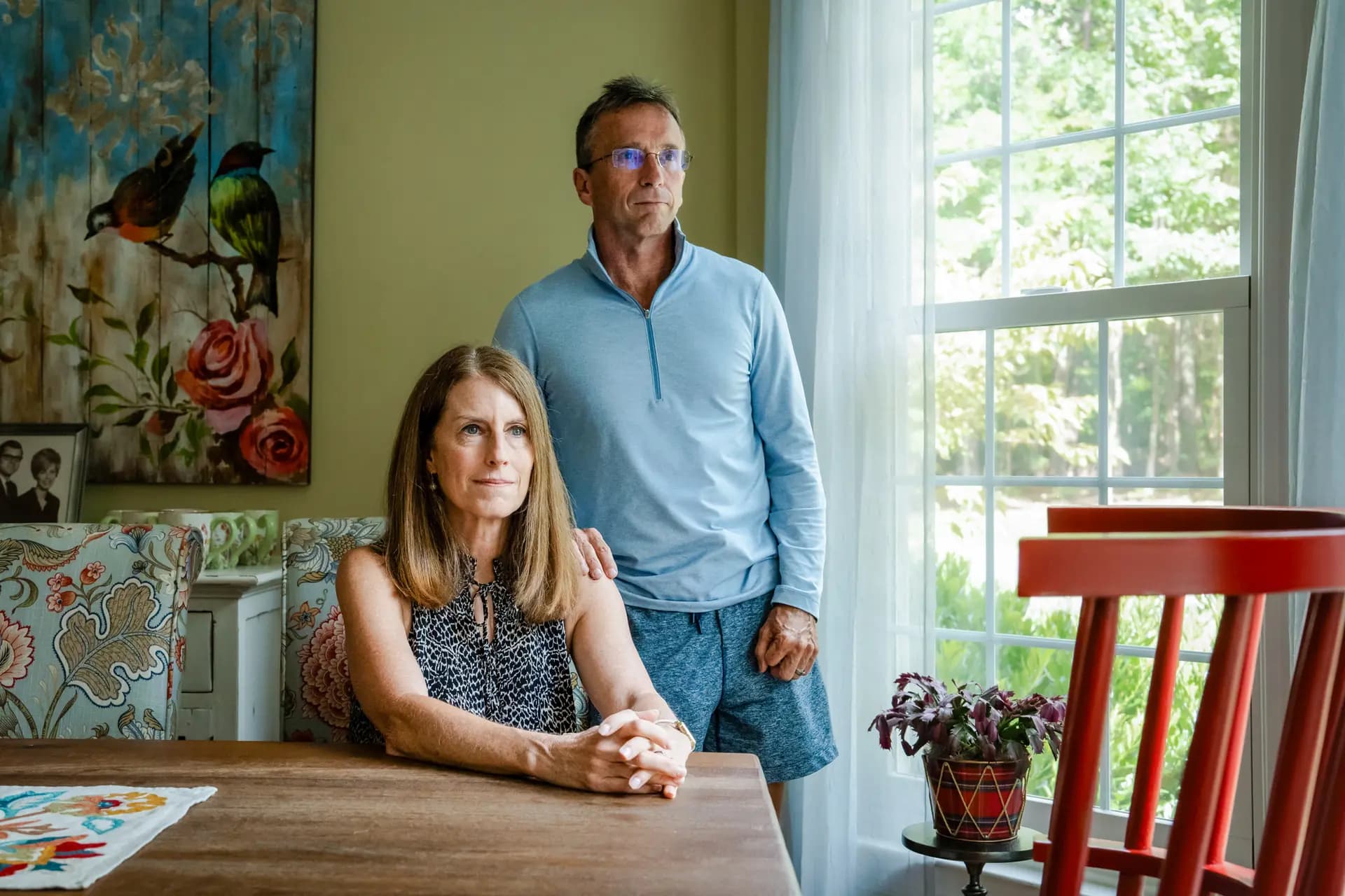 Dean Francis y su esposa, Sarah, hablan sobre la experiencia de su hijo con el kratom, en su casa de Midlothian, Virginia, el 12 de agosto de 2025. (Madalina Kilroy/The Epoch Times).