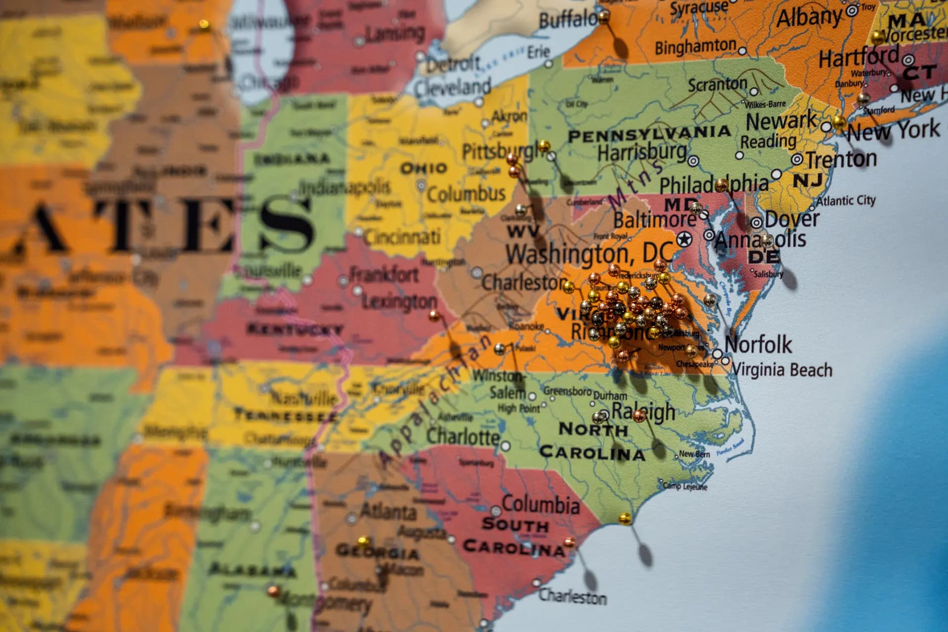 Un mapa con marcadores muestra los lugares desde los que han acudido personas en busca de tratamiento al Instituto Coleman de Medicina de las Adicciones en Richmond, Virginia, el 13 de agosto de 2025. (Madalina Kilroy/The Epoch Times).