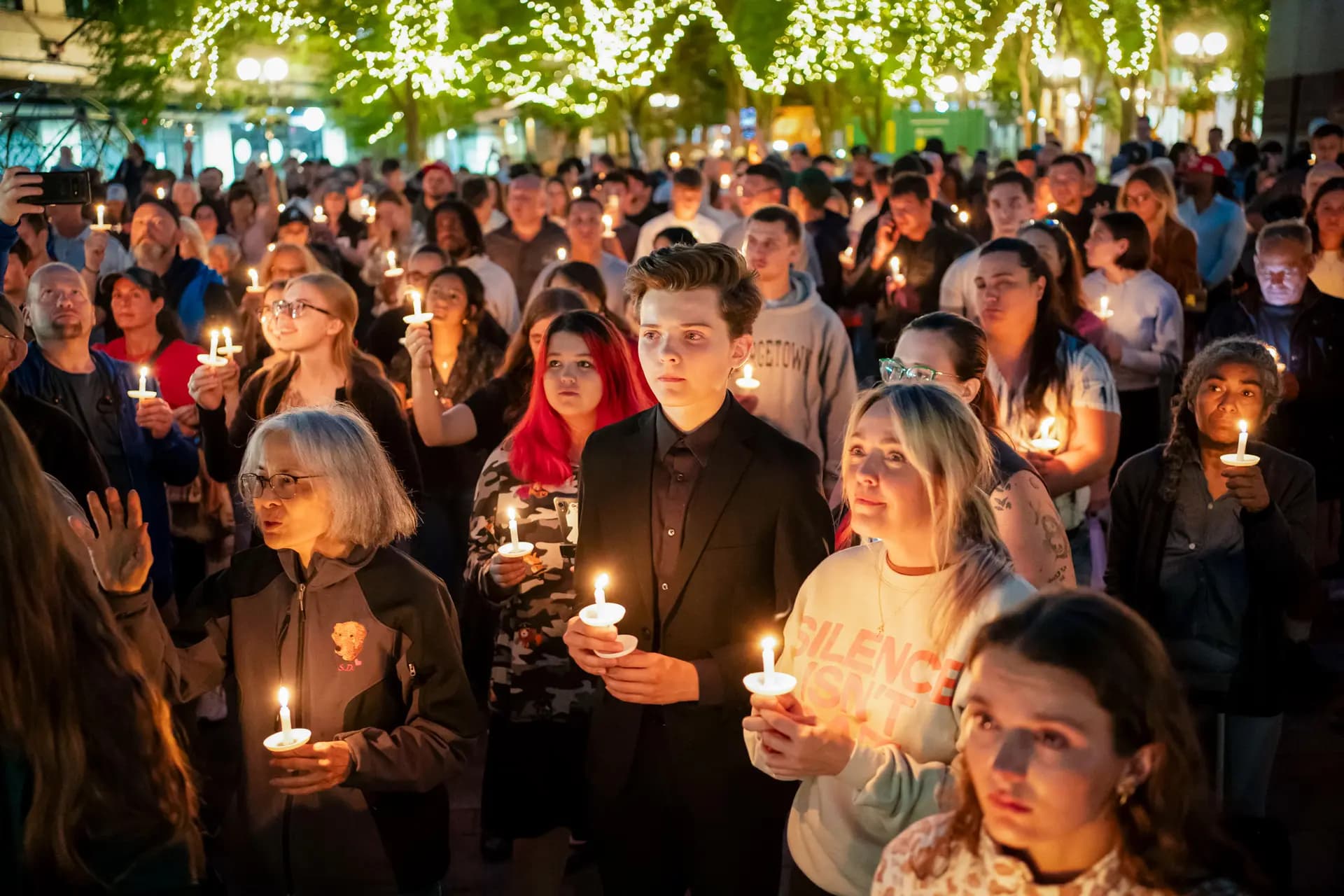 Los asistentes sostienen velas durante una vigilia con velas y oración por el fundador de Turning Point USA (TPUSA), Charlie Kirk, en Seattle el 10 de septiembre de 2025. Kirk fue asesinado mientras hablaba en un evento de TPUSA en la Universidad del Valle de Utah ese mismo día. (David Ryder/Getty Images)