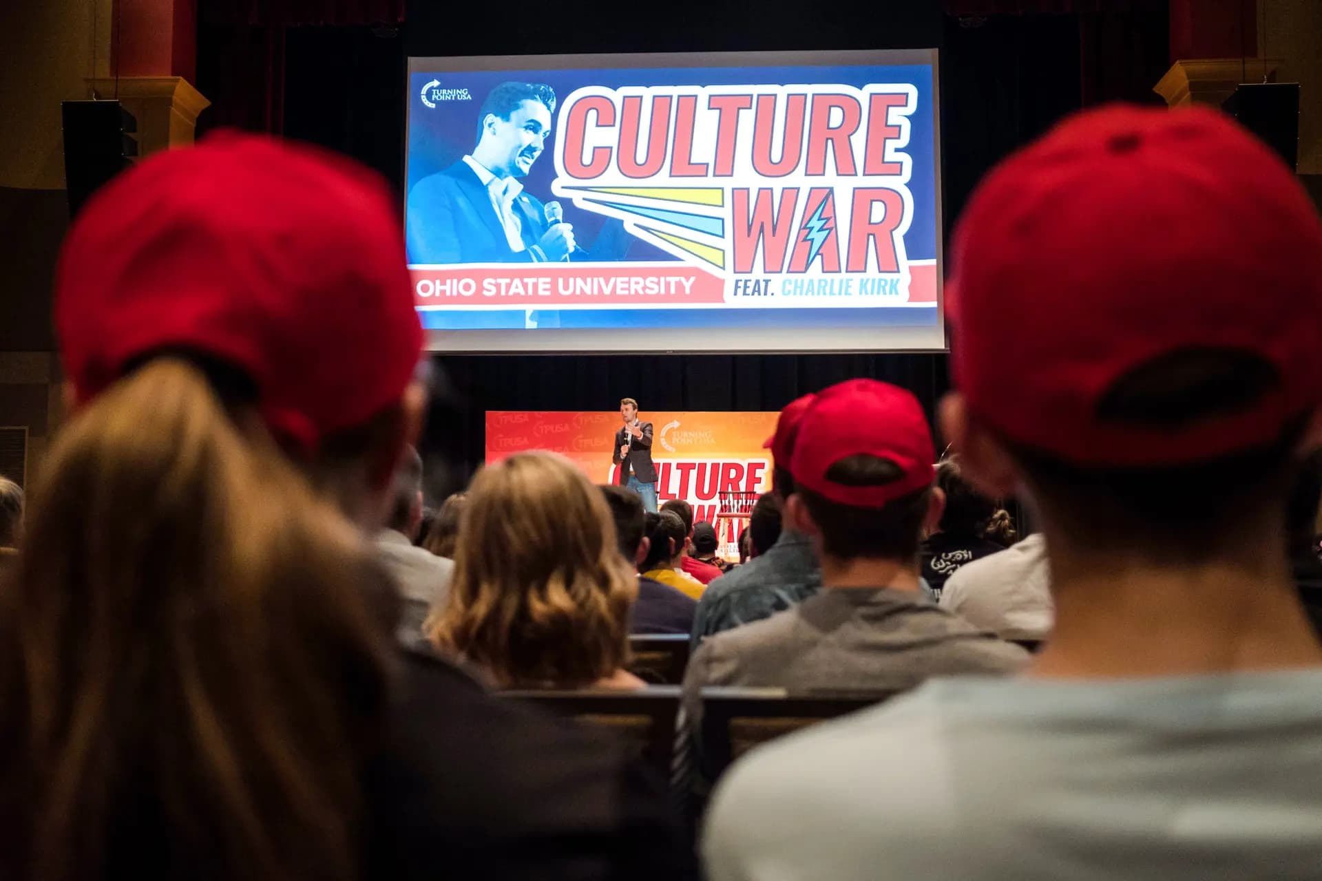 Los asistentes escuchan a Charlie Kirk durante su intervención en un evento de Turning Point USA Culture War en la Universidad Estatal de Ohio, en Columbus, Ohio, el 29 de octubre de 2019. Kirk fundó TPUSA en 2012, a los 18 años, poco después de graduarse en el instituto Wheeling High School, cerca de Chicago. (Megan Jelinger/AFP a través de Getty Images)