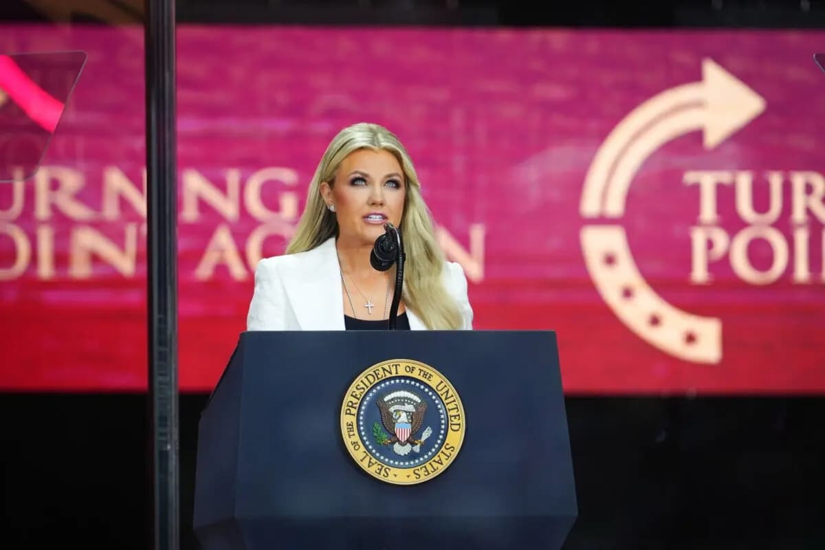 Erika Kirk, viuda de Charlie Kirk, habla en el evento "Construyendo un legado: en memoria de Charlie Kirk" en el State Farm Stadium de Glendale, Arizona, el 21 de septiembre de 2025. (Madalina Kilroy/The Epoch Times)