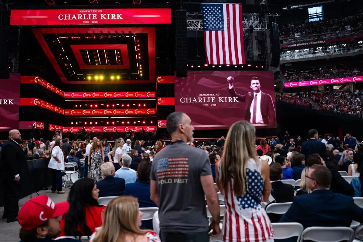 La gente participa en el evento "Construyendo un legado: Recordando a Charlie Kirk" en el State Farm Stadium de Glendale, Arizona, el 21 de septiembre de 2025. (Madalina Kilroy/The Epoch Times)