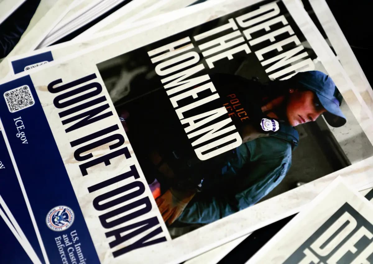 Vista de material promocional durante un importante evento de contratación organizado por el Servicio de Inmigración y Control de Aduanas (ICE) el 26 de agosto de 2025 en Arlington, Texas. (Ron Jenkins/Getty Images)