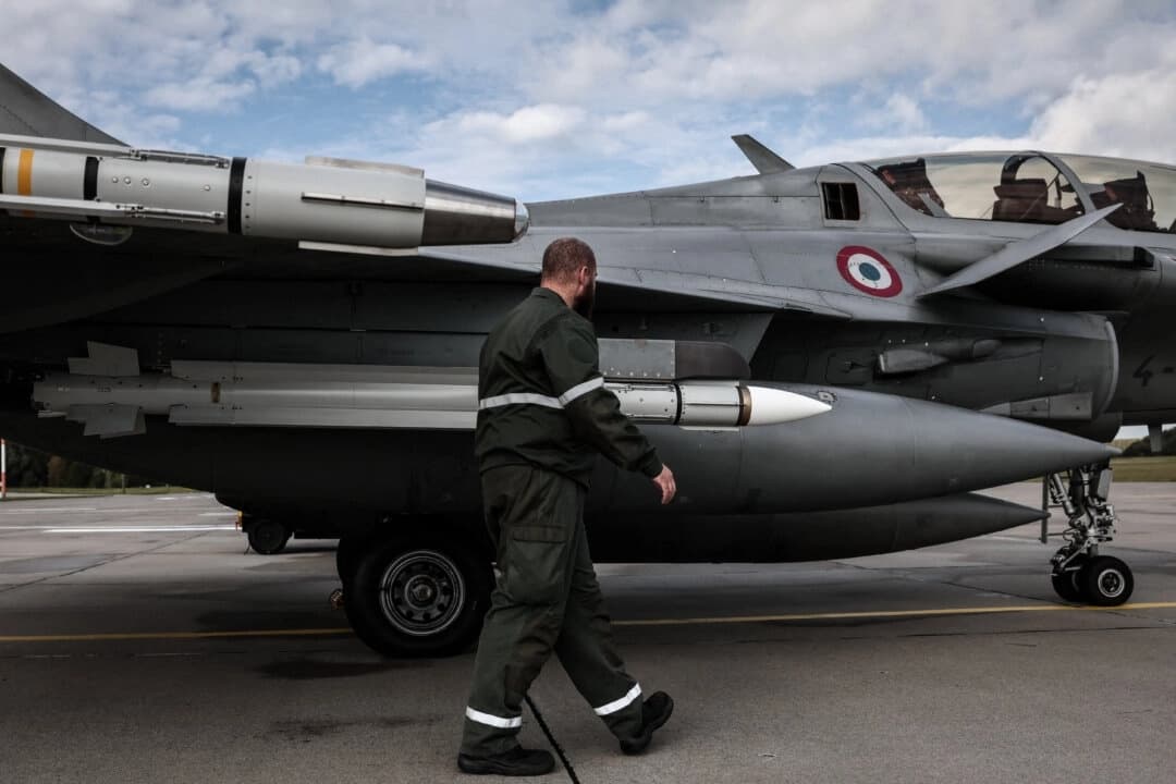 Un mecánico de la Fuerza Aérea Francesa pasa junto a un caza Rafale en una base aérea de Minsk, como parte de la misión «Eastern Sentry» de la OTAN, en Bielorrusia, el 17 de septiembre de 2025. (Thibaud Moritz/AFP vía Getty Images)
