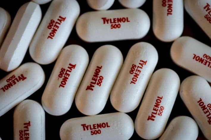 Cápsulas de Tylenol expuestas en San Anselmo, California, el 22 de septiembre de 2025. Las autoridades sanitarias estadounidenses emitieron una nueva advertencia el 22 de septiembre de 2025 sobre el consumo de paracetamol durante el embarazo. (Justin Sullivan/Getty Images)